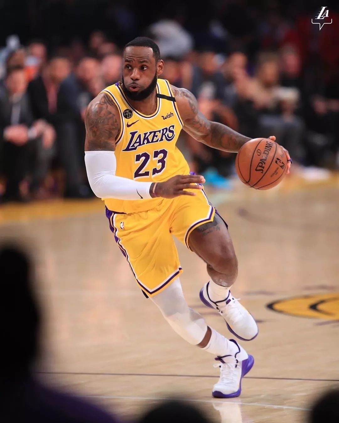 球星突破防线制造绝佳机会（球星强突撕裂防线创造黄金机会）