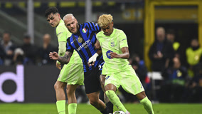 莱奥头发被拽找阿切尔比理论，后者：敢再指我就掰断你手指头（头发被拽后莱奥上前质问阿切尔比，后者警告：再指我就掰断你手指）