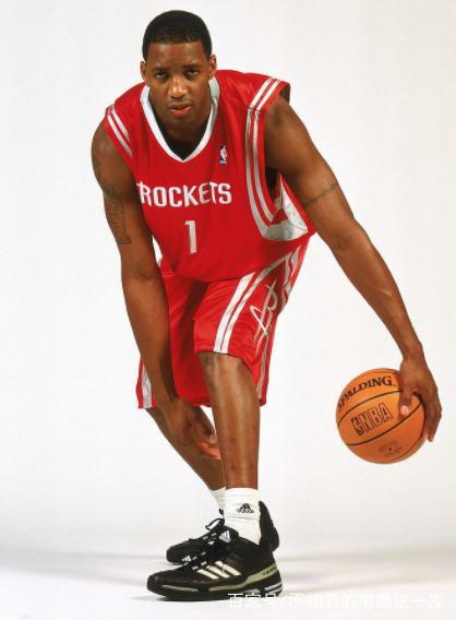 53岁齐达内夜游上海，与大妈踢毽子几分钟融入氛围，展现顶级球商（53岁齐达内夜逛沪上，与大妈踢毽子几分钟就打成一片，顶级球商尽显）