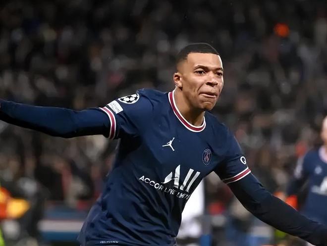 帕夫洛维奇：偶像是C罗；未来希望成为拜仁和德国的常规首发（帕夫洛维奇称偶像为C罗，目标是未来成为拜仁和德国队的常规首发）