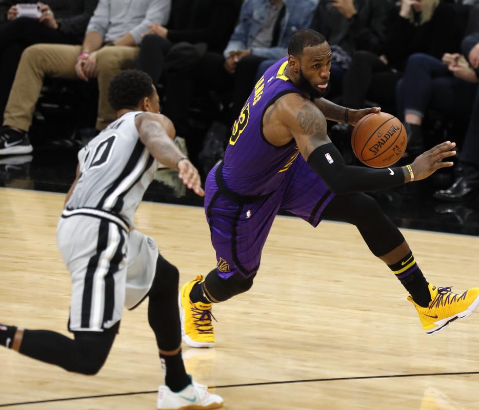 德天空：莱万冬窗不会离开巴萨，也还没有考虑明夏退役（德媒：莱万今冬留守巴萨，暂未考虑明夏退役）