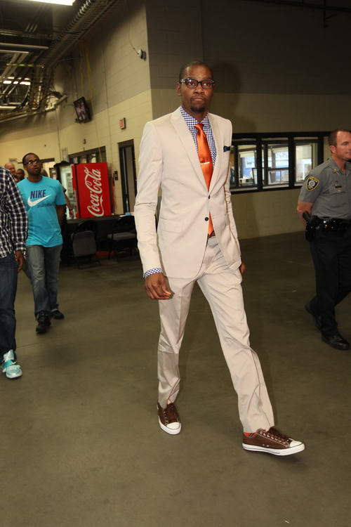 申京隔扣颜射亚当斯，后者按头锁喉遭申京“挑衅”：就扣你这混球（申京隔扣颜射亚当斯引爆冲突：被按头锁喉后回击挑衅“就扣你这混球”）