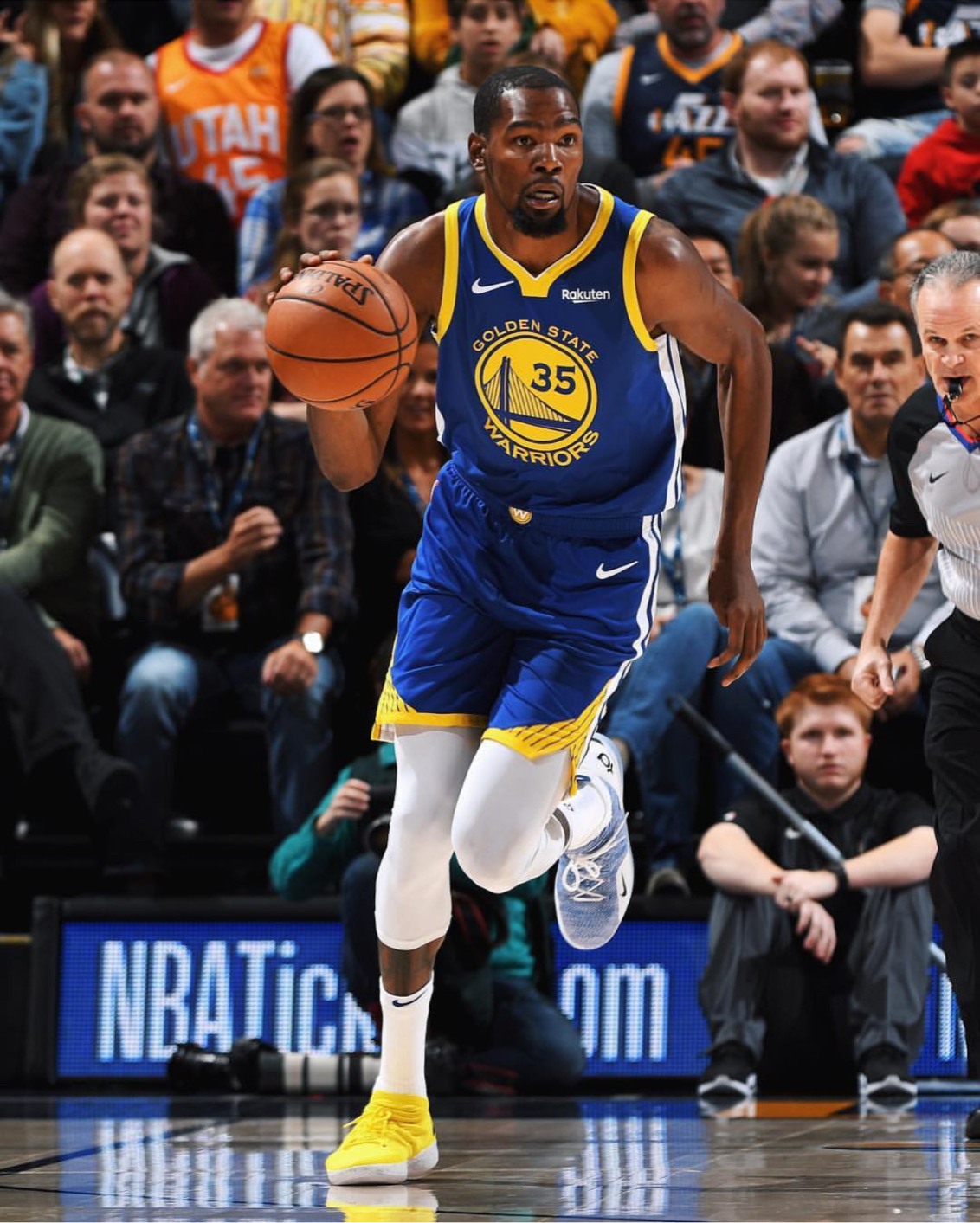 阿伦积极拼抢，展现强烈进攻欲望（阿伦奋力拼抢，进攻欲望高涨）