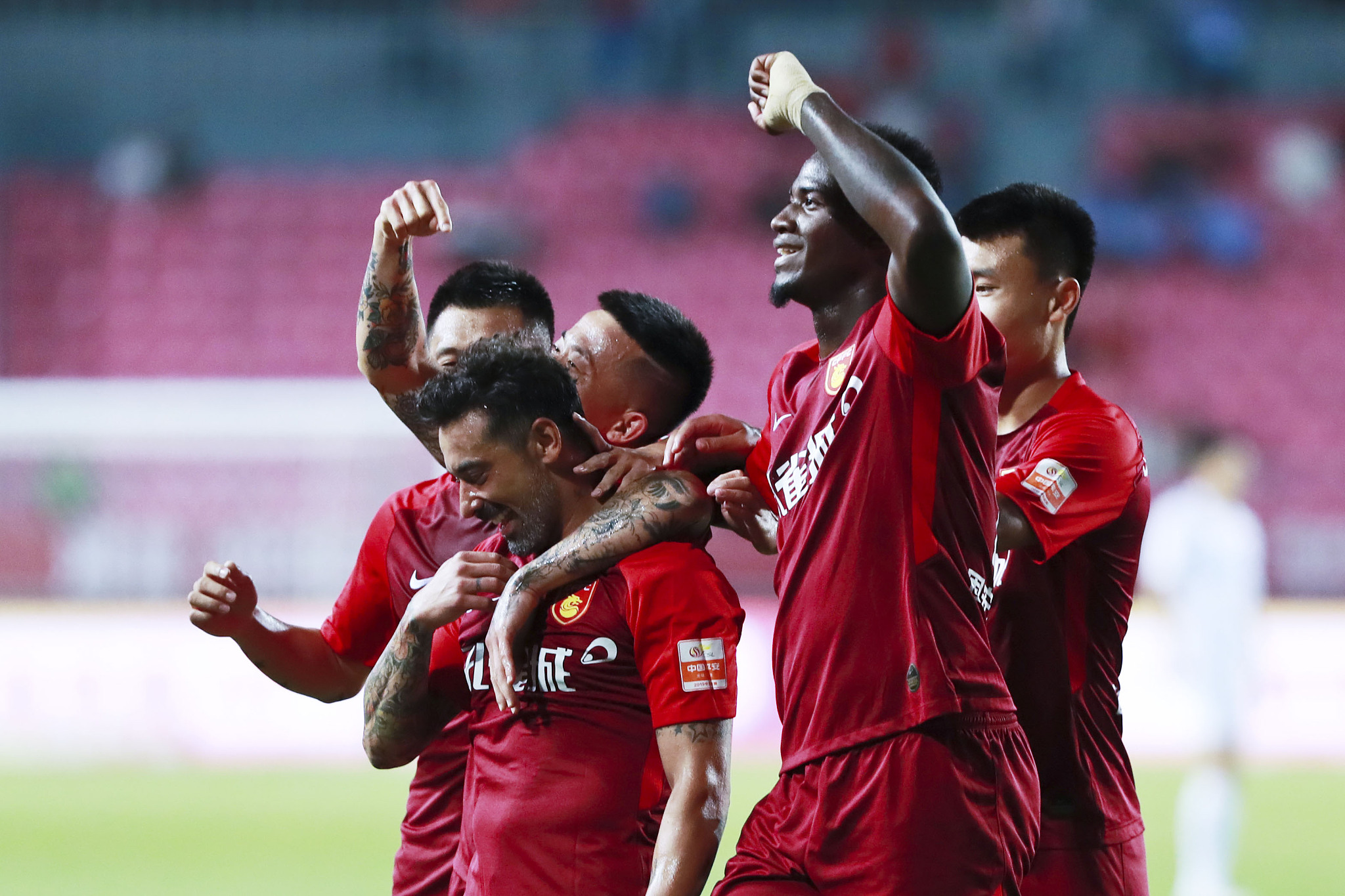 吉拉西无缘2025非洲足球先生奖，他的哥哥在社媒表达不满（吉拉西错失2025非洲足球先生，其兄在社媒发声不满）