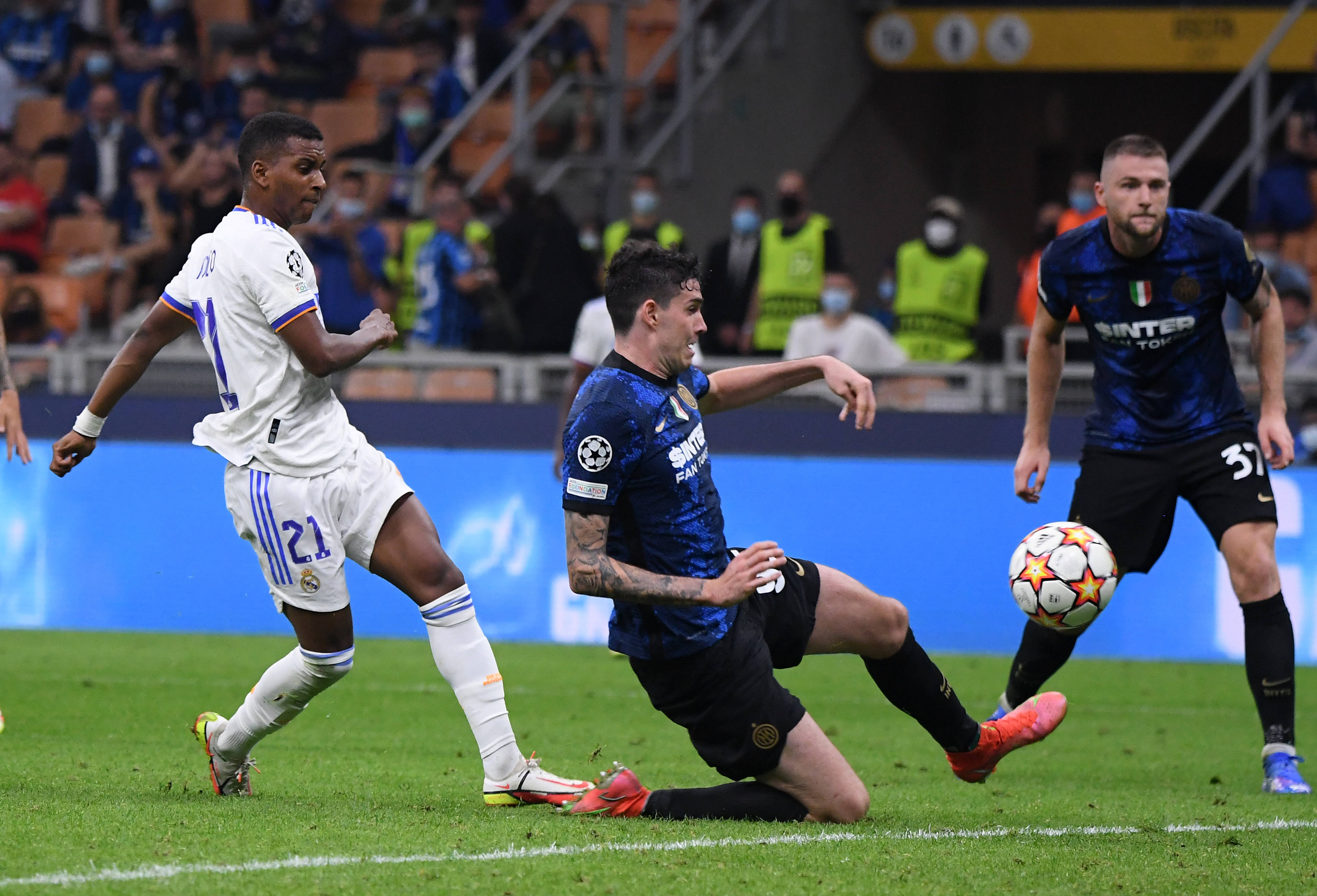 姜伟泽三分6中4拿19分8助，赛季得分&助攻均为队内第一（姜伟泽三分球6投4中砍下19分8助攻，赛季得分与助攻均居队内首位）