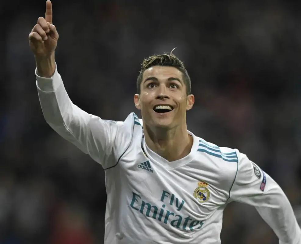 尴尬，一英格兰球迷在阿尔巴尼亚主场被旋转闸门卡住（英格兰球迷在阿尔巴尼亚主场被旋转闸门困住，场面尴尬）