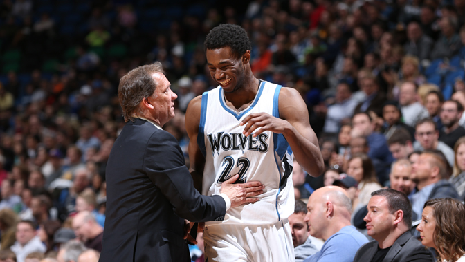 英超半场：西蒙斯蹬踹范戴克染红，十人热刺0-0利物浦（英超半场：西蒙斯蹬踏范戴克被罚下，十人热刺0-0利物浦）