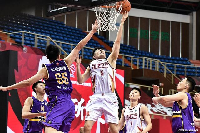 基德：投进三分的前提是你得先投出去，我们现在太依赖两分球（基德：要命中三分就得先敢投，我们现在过度依赖两分球）