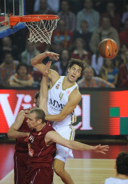 西蒙尼：我们一直在练定位球；现在不考虑前八只考虑奥维耶多（西蒙尼：定位球训练一直进行；暂不谈前八，只专注奥维耶多）